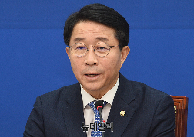 ▲ 조정식 더불어민주당 정책위의장이 총선 공약을 발표하고 있다.ⓒ박성원 기자