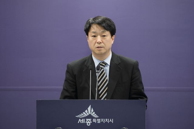 ▲ 고성진 세종시 건설교통국장은 6일 정례브리핑을 갖고  KTX 세종역과 경부선  ITX 세종역 철도사업을 추진계획을 발표하고 있다.ⓒ세종시