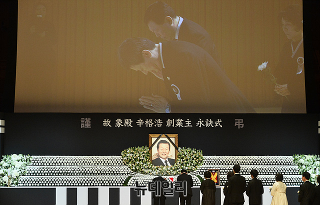 ▲ 신동빈 롯데 회장과 신동주 전 일본 롯데홀딩스 부회장이 지난달 22일 서울 잠실 롯데콘서트홀에서 열린 신격호 명예회장의 영결식에서 헌화하고 있다. ⓒ박성원 기자