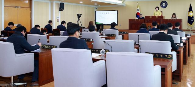 ▲ 김영애 의장이 아산시의회 긴급 임시회를 주재하고 있다.ⓒ아산시의회