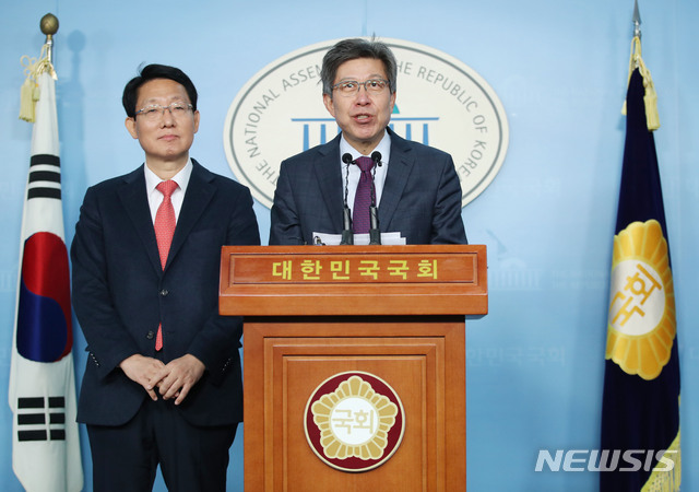 ▲ 박형준 혁신통합추진위원회 위원장(오른쪽)과 김상훈 자유한국당 의원이 6일 서울 여의도 국회 의원회관에서 열린 혁신통합추진위원회 관련 기자회견을 열고 공동대표 5명·특별위원장 2명·창당준비위원 9명 체제의 '통합신당준비위원회' 인선 내용을 발표하고 있다. ⓒ뉴시스