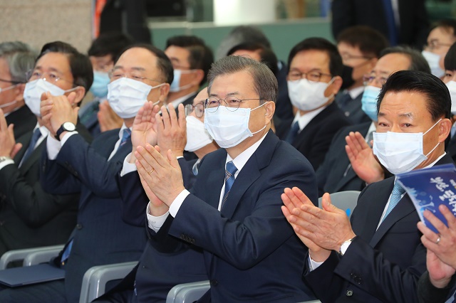 ▲ 문재인 대통령이 6일 오전 부산시청에서 열린 '부산형 일자리 상생협약식'에 참석해 박수를 치고 있다. ⓒ뉴시스