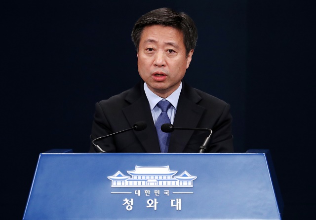 ▲ 윤도한 소통수석이 6일 오후 청와대 브리핑 룸에서 대변인과 춘추관장의 임명 예정 브리핑을 하고 있다. ⓒ뉴시스