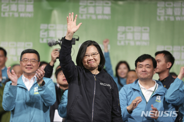 ▲ 차이잉원 대만 총통이 지난달 11일(현지시간) 타이베이에서 지지자들과 함께 자신의 연임 성공을 자축하며 손을 흔들고 있다.ⓒ뉴시스