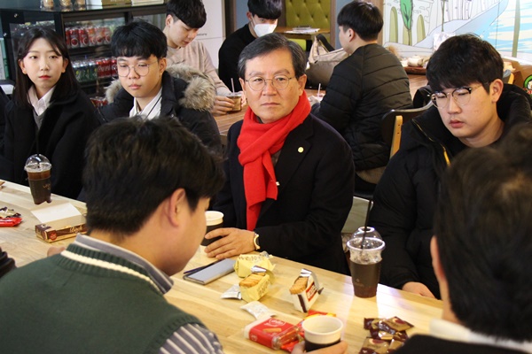 ▲ 자유한국당 윤갑근 예비후보(전 대구고등검찰청 검사장·청주 상당)가 5일 청주에 거주하는 대학생 30여 명과 청년 정책에 대해 의견을 나누는 간담회를 열어, 청년들로부터 의견을 듣고 있다.ⓒ윤갑근 예비후보 캠프