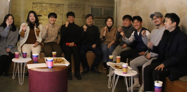 ▲ 더불어민주당 이장섭 예비후보(전 충북도정무부지사·청주 서원구)가 5일 오후 지역 사회와 청년의 상생발전 방안 마련을 위한 카페 간담회를 열고, 청년 희망을 위한 파이팅을 외치고 있다.ⓒ이장섭 예비후보 캠프