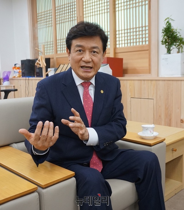 ▲ 김병우 충북도교육감이 교육감실에서 뉴데일리와 인터뷰를 갖고 있다.ⓒ박근주 기자