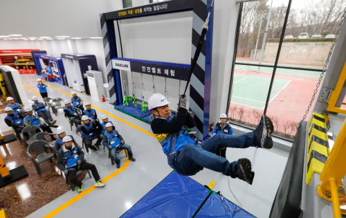 ▲ 대림산업 직원이 완강기 착용법을 숙지하고 하강하는 실습교육을 받고 있다. ⓒ 대림산업