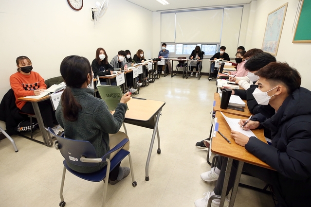 ▲ 계명대 한국어학당에서 우환폐렴 확산을 예방하기 위해 마스크를 착용하고 수업을 받고 있다.ⓒ계명대