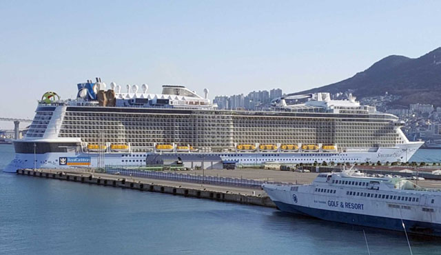 ▲ 부산항에 정박 중인 크루즈선. 당초 중국으로 가야 했지만 우한폐렴 사태 때문에 부산으로 왔다. ⓒ연합뉴스. 무단전재 및 재배포 금지.