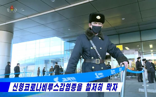 ▲ 평양국제공항 직원이 마스크를 쓴 채 방역 지시선을 정리하고 있다. ⓒ연합뉴스. 무단전재 및 재배포 금지.