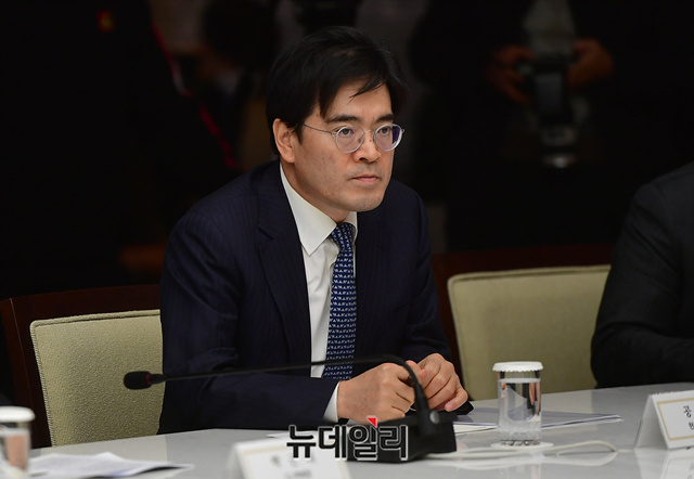 ▲ '신종 코로나 바이러스 대응 관련 기업인 간담회'에 참석해 경청하는 공영운 현대자동차 사장. ⓒ정상윤 기자