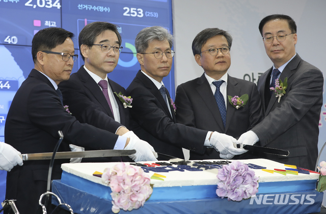 ▲ 권순일(왼쪽 두번째) 중앙선거관리위원장이 6일 경기 과천 중앙선거관리위원회에서 열린 '제21대 국회의원선거 선거종합상황실 개소식'에 참석해 떡케이크를 자르고 있다.ⓒ뉴시스