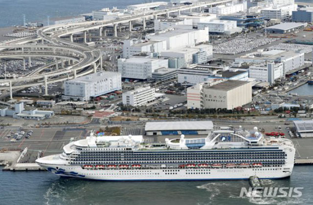 ▲ 지난 6일 물자 보충을 위해 결국 요코하마항에 입항한 크루즈선 '다이아몬드 프린세스'호. ⓒ뉴시스 AP. 무단전재 및 재배포 금지.