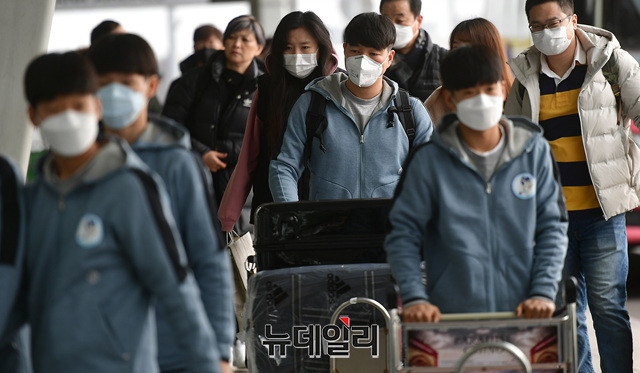 ▲ 우한폐렴 사태에 마스크를 끼고 있는 사람들. ⓒ정상윤 기자