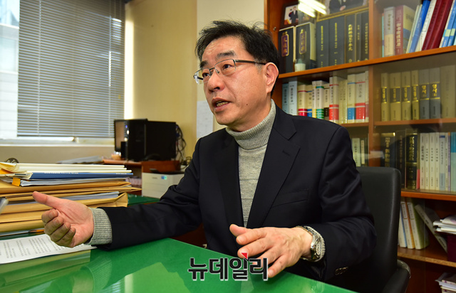 ▲ 이헌 홍익법무법인 변호사가 7일 오후 서울 모처에서 본지와 만나 방송통신위원회(방통위)가 자신의 KBS 이사 선임 건을 부결시킨 것에 대한 입장을 밝히고 있다. 이 변호사는 방통위가 밝힌 부결이유가 방송법에 따른 결격사유에 해당하지 않는다고 지적했다. ⓒ정상윤 기자