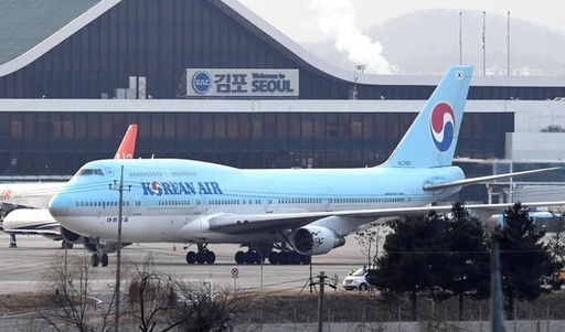 ▲ 신종 코로나바이러스 감염증(우한폐렴) 사태 초기에 중국 우한에서 한국 교민을 태우고 입국한 대한항공 전세기가 김포국제공항에 도착해 있는 모습. ⓒ연합뉴스