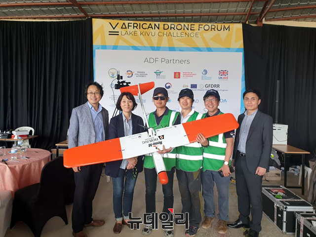 ▲ 국토교통부 첨단항공과 신경 사무관, 홍일산 사무관과 경쟁부분에 참가한 호정솔루션 기념촬영 ⓒ오세진 기자