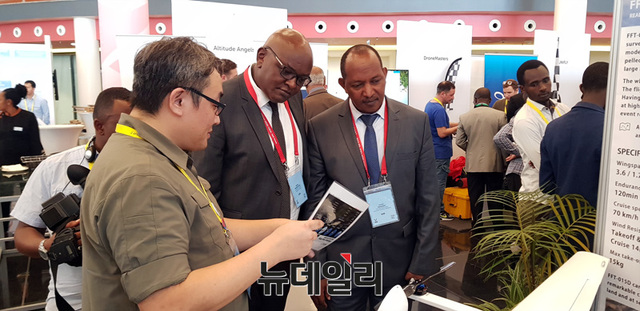 ▲ 바이어에게 드론을 이용한 전력선 점검 솔루션을 소개하고 있는 파인브이티 로보틱스 연구소 ⓒ오세진 기자