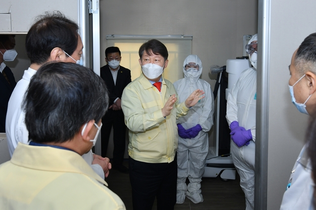 ▲ 지난 7일 권영진 시장은 대구의료원 내 선별진료소와 음압격리병상을 둘러보며 시설을 점검했다.ⓒ대구시