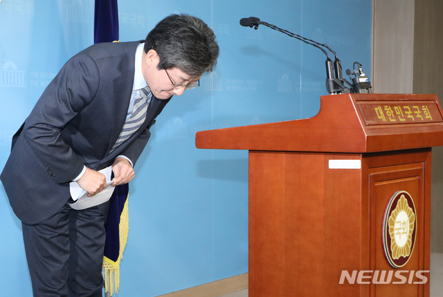 ▲ 유승민 새로운보수당 보수재건위원장이 9일 오전 서울 여의도 국회 정론관에서 보수 통합 및 총선 불출마 선언 기자회견을 마치고 인사하고 있다. ⓒ뉴시스