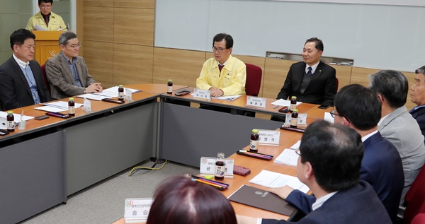 ▲ 이시종 충북도지사가 충북도내 대학총장들과 7일 중국인 유학생 전원을 기숙사에 수용하기로 방침을 확정했다.ⓒ충북도