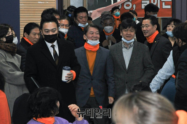 ▲ 안철수 전 의원이 9일 오전 서울 영등포구 하이서울유스호스텔에서 열린 국민당(가칭) 발기인대회에 참석해 입장하고 있다. ⓒ권창회 기자
