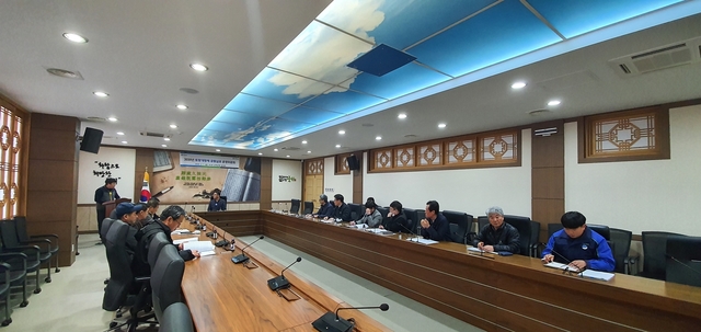 ▲ 군위군은 2월 7일 군 농정과, 농업기술센터, 농협, 이장, 작목반장등 13명이 참석한 토양개량제 공동살포 추진위원회를 개최했다.ⓒ군위군