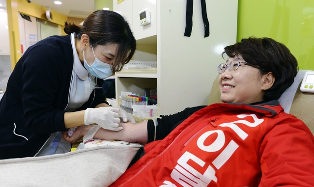 ▲ 이달희 자유한국당 북구을 국회의원 예비후보는 지난 7일 신종 코로나바이러스에 따른 헌혈 수급 비상에 따라 직접 헌혈 봉사에 나섰다.ⓒ이 예비후보측