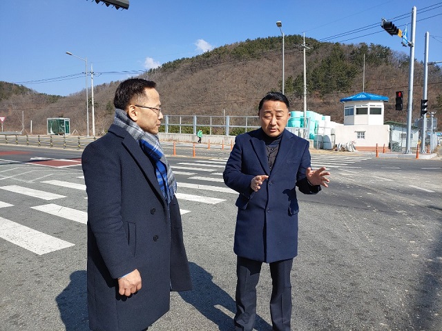 ▲ 허대만 국회의원 예비후보(왼쪽)는 9일 포항 장기간 지방도를 둘러보고 4차로 확장사업을 적극 지원할 것을 약속했다.ⓒ허 예비후보 측