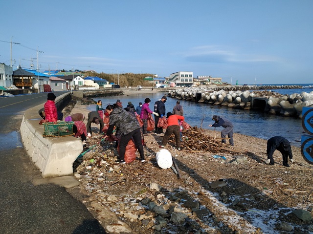 ▲ 포항시는 지난 7일 ‘2020년 수산분야 어업인 실천운동’으로 ‘폐어망·어구 적극 수거 캠페인’을 시행했다.ⓒ포항시