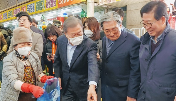 ▲ 중국 우한교민들이 수용된 충북 진천과 충남 아산을 방문한 문재인 대통령이 9일 아산시 온양온천전통시장을 찾아 시장 상인들과 대화를 나누고 있다. 문 대통령의 방문에는 노영민 대통령 비서실장(오른쪽 두번째)과 양승조 충남도지사(오른쪽 첫번째)가 수행했다.ⓒ충남도