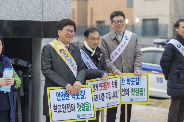 ▲ 세종시교육청이 신학기부터 내년 2월까지 관내 통학 안전에 우려가 있다고 판단되는 초등학교 21개교에 ‘통학로 안전지킴이’를 배치⋅운영한다. 사진은 지난해 개교한 솔빛초등학교를 최교진 교육감(왼쪽 첫 번째)이 방문해 유관기관 관계자들과 함께 통학로 안전 캠페인을 펼치고 있다.ⓒ세종시교육청