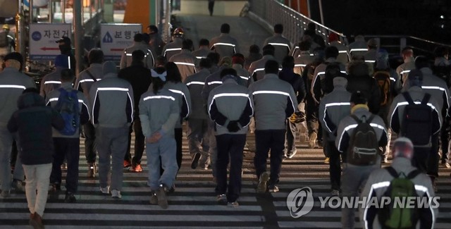 ▲ 경기불황으로 지난해 국세수입이 예산치보다 1.3조원 부족한 것으로 나타났다. 사진은 경남 거제 조선소 근로자들의 모습.ⓒ연합뉴스