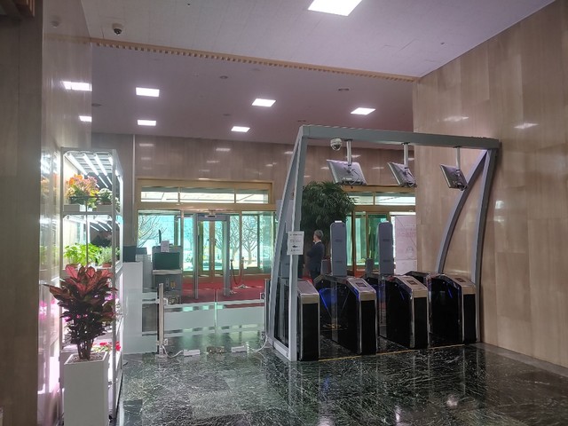 ▲ 서울 광화문 정부서울청사 정문. 7일 오전 현재 이곳은 열감지 카메라 또는 체온 측정 등 별다른 방역절차 없이 내외부인들이 자유롭게 통행하고 있다.ⓒ뉴데일리 사진부