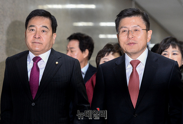 ▲ 황교안 자유한국당 대표, 심재철 원내대표 등 지도부가 10일 오전 국회에서 열린 최고위원회의에 입장하고 있다. ⓒ박성원 기자