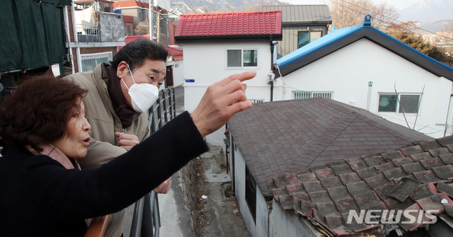 ▲ 4·15 총선에서 서울 종로에 출마하는 더불어민주당 소속 이낙연 전 국무총리가 9일 서울 사직동 재개발 현장을 둘러보고 있다. ⓒ뉴시스