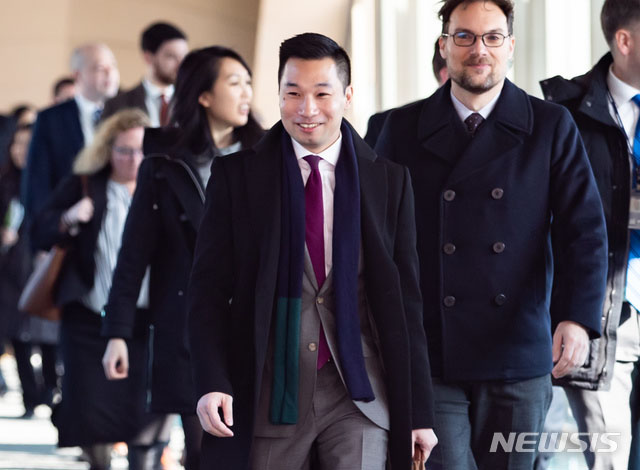 ▲ 외교부 청사로 이동하는 알렉스 웡 미국 국무부 대북정책 특별부대표와 일행. ⓒ뉴시스. 무단전재 및 재배포 금지.