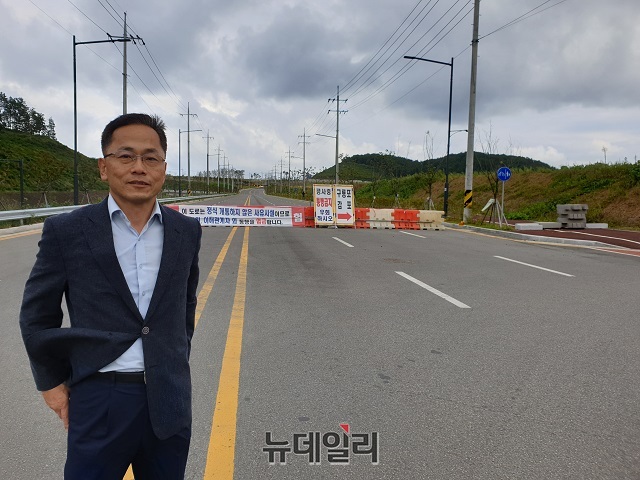 ▲ 허대만(더불어민주당 포항남울릉)국회의원 예비후보가 포항의 블루밸리 산단 지역을 시찰하고 있다.ⓒ뉴데일리