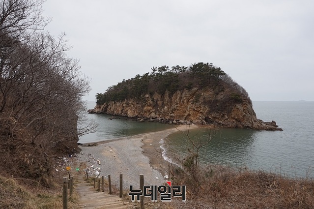 ▲ 충남 보령시 오천면 삽시도의 면삽지. 암석으로 구성된 면삽지는 물에 잠기면 섬이 되고 썰물때는 사람들이 건널 수 있도록 길이 들어난다.ⓒ뉴데일리 충청본부 D/B