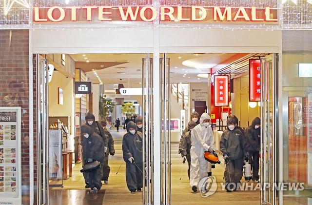 ▲ 10일 밤 서울 송파구 롯데월드몰에서 방역업체 관계자들이 신종 코로나바이러스 감염증 확산 방지를 위한 방역작업을 하고 있다.

롯데자산개발은 이날 롯데몰·롯데피트인 등 총 7개 점포 영업 종료 후 출입분, 에스컬레이터, 매장 등 시설 전체에 대한 방역 작업을 실시했다.ⓒ연합뉴스