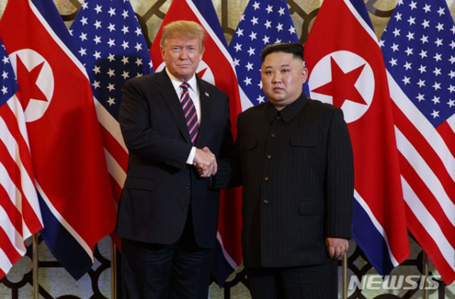 ▲ 2019년 2월 베트남 하노이에서 만난 도널드 트럼프 미국 대통령과 김정은. 이때부터 미북 비핵화 협상의 균열이 보였다. ⓒ뉴시스. 무단전재 및 재배포 금지.