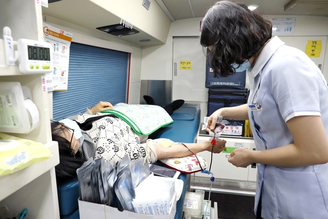 지난 10일 칠곡군청과 대구·경북적십자 혈액원이 함께 전개한 헌혈행사에는 칠곡군청 공무원들이 동참해 생명나눔의 실천과 헌혈문화 확산에 앞장서고 있다.ⓒ칠곡군