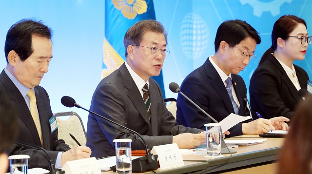 ▲ 문재인 대통령이 11일 오후 청와대 영빈관에서 열린 고용노동부, 환경부, 농림축산식품부 부처 업무보고에 참석해 발언하고 있다. ⓒ뉴시스