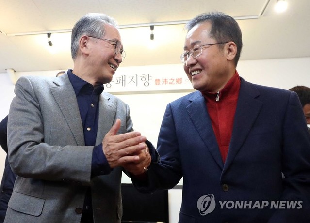 ▲ 김형오 자유한국당 공천관리위원장(왼쪽)이 9일 경남 밀양시 홍준표 전 대표 선거 사무실에서 홍 전 대표와 악수하고 있다. ⓒ연합뉴스