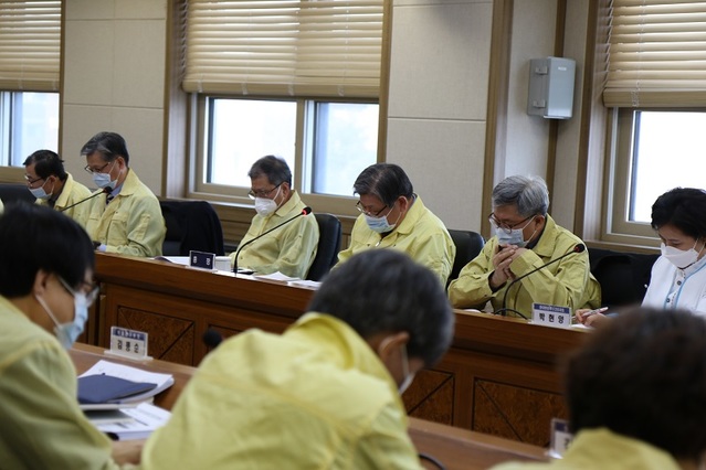 ▲ 김수갑 충북대 총장은 11일 대학에서 신종 코로나 확산을 차단하기 위한 대책회의를 주재하고 있다.ⓒ충북대