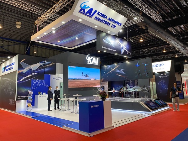 ▲ 한국항공우주산업이 싱가포르 창이 전시센터에서 열리는 ‘싱가포르 에어쇼’에 마련한 부스 모습. ⓒKAI