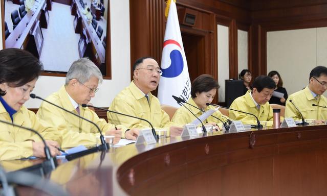 ▲ 홍남기 경제부총리가 12일 정부서울청사에서 제5차 신종 코로나바이러스 대응 경제관계장관회의 겸 제4차 경제활력대책회의를 주재하고 있다.ⓒ기재부 제공