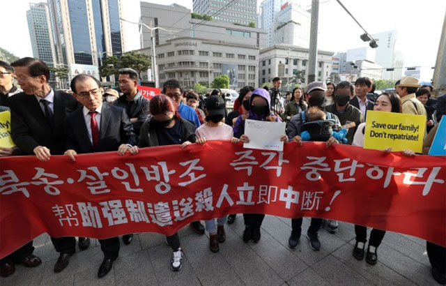 ▲ 지난해 11월 중국의 탈북민 강제북송에 항의해 서울 명동 주한 중국대사관 앞에서 항의시위를 하는 탈북민들. 태영호 전 공사도 보인다. ⓒ뉴시스. 무단전재 및 재배포 금지.