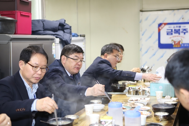 ▲ 차성수 이사장은 12일 경주 중앙사장에서 본사 간부, 직원 등 50여명과 시장내 국밥집에서 직원들과 점심을 함께 했다.ⓒ한국원자력환경공단